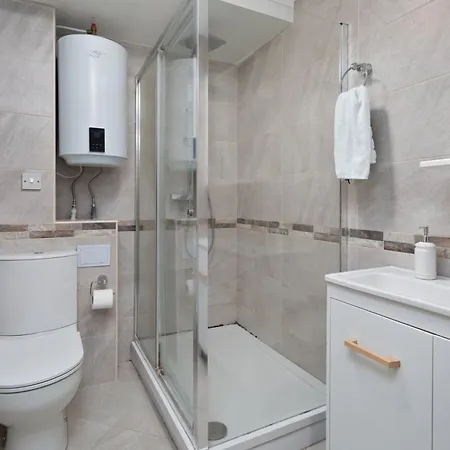 Flat 8 - For 4 In Town Centre شقة