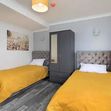 Flat 8 - For 4 In Town Centre شقة *