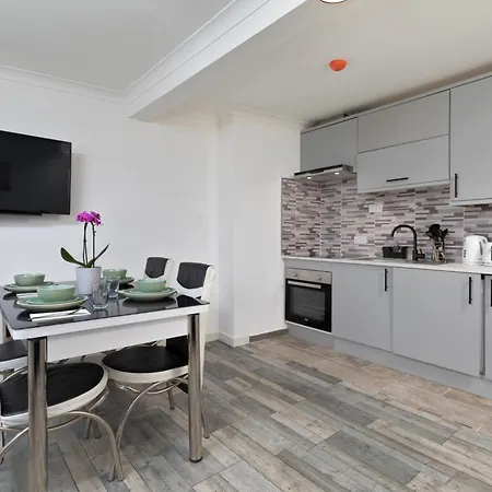 Flat 8 - For 4 In Town Centre *